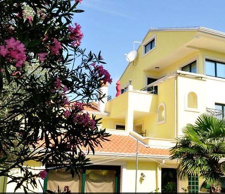 Apartments Adri, Parking in the yard Rovinj Bagian luar foto