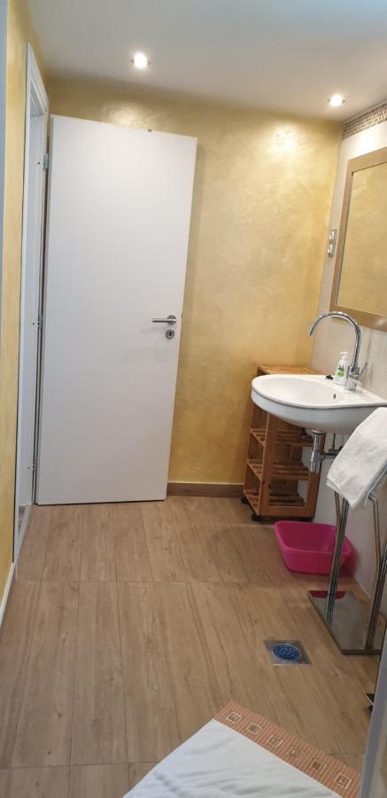 Apartments Adri, Parking in the yard Rovinj Bagian luar foto